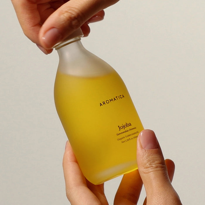 aromatica-organic-golden-jojoba-oil-01_b13d5d2b-7e0d-4c5e-a368-dfd3b27295a7